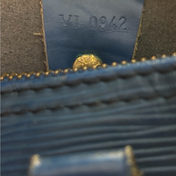 Vintage Louis Vuitton Speedy 30 – Blue Epi Leather – Excellent Condition - Picture 5 of 13